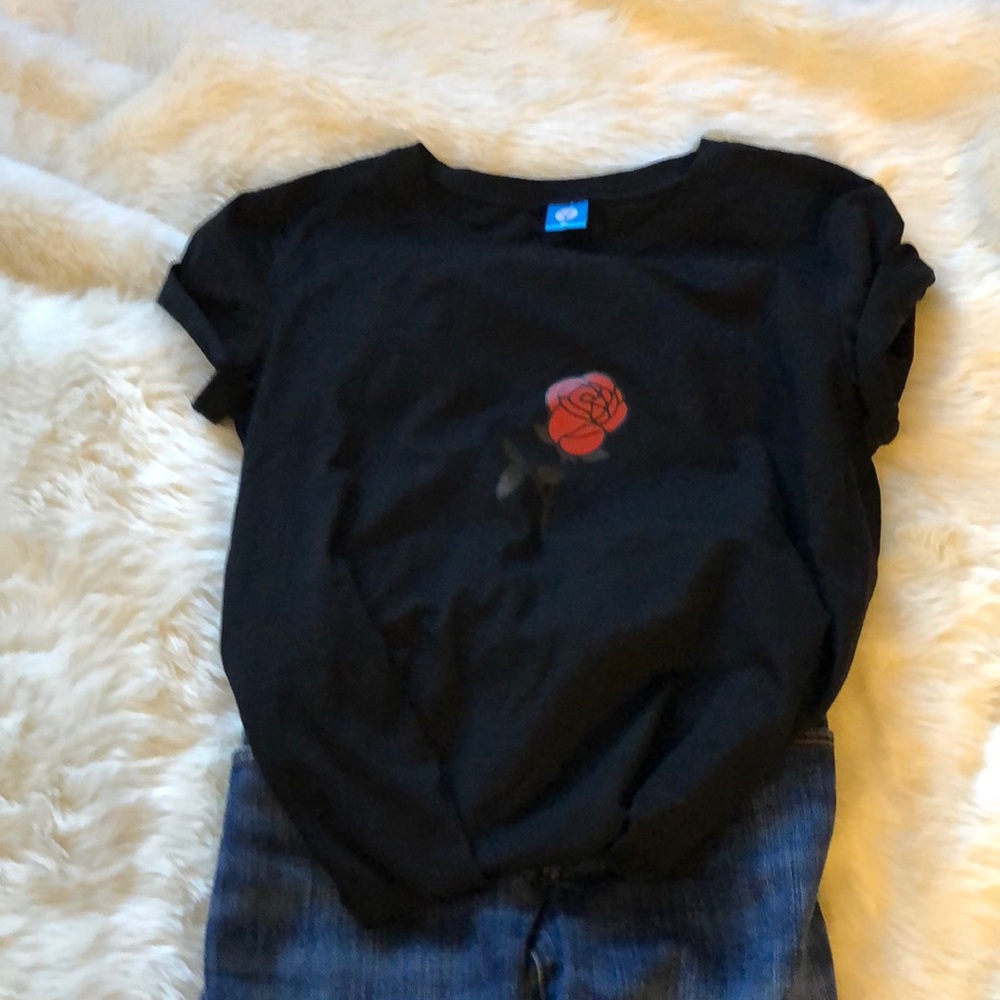 BLACKMYTH black T-shirt with single red rose med